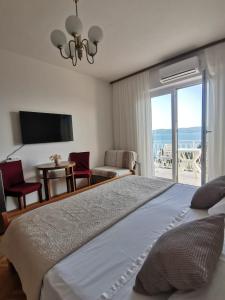 Triple Room with Balcony and Sea View room in Apartments Žara