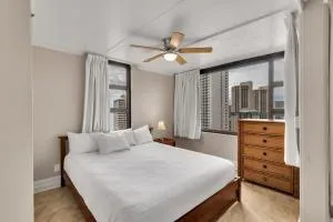 22nd Floor Condo with Stunning Ocean Views and Free Parking! - Kaimuki