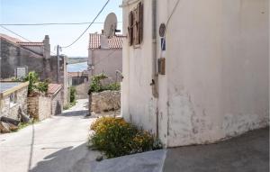 Awesome Apartment In Unije With Wifi