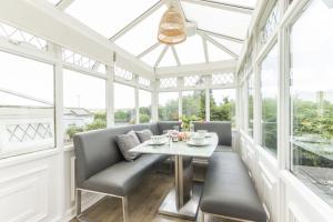 Saddlers Cottage with indoor pool, tennis court and lots more Tenby area