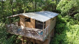 La cabane des  Aventuriers  de Nature et Océan à côté de la plage