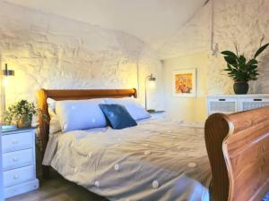 Historic Property with Stunning Views (Walk to the pub)