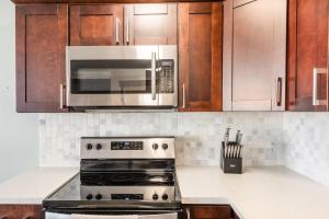 Breezy 12th Floor Waikiki Condo with FREE Parking