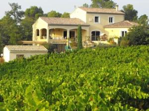 Villas Piscine chauffee au calme sur un domaine viticole familial grande maison climatisation : photos des chambres