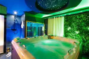 Love hotels Sweety Loft Suites romantique avec jacuzzi : photos des chambres