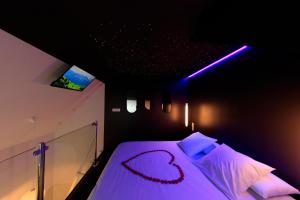 Love hotels Sweety Loft Suites romantique avec jacuzzi : Chambre Lit King-Size avec Baignoire Spa