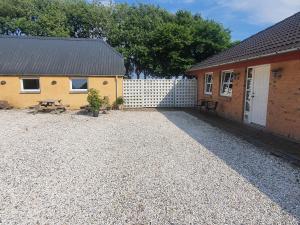 Stort værelse med tekøkken, tæt på hav og fjord.