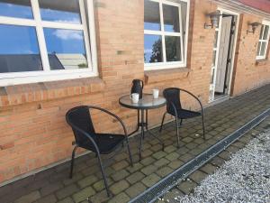 Stort værelse med tekøkken, tæt på hav og fjord.