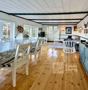 Seaside cabin with terrace and ocean view