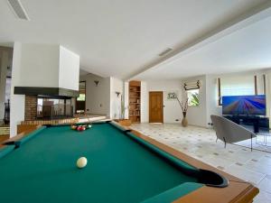 Villas GROOMI La Bella Vita- Piscine, jacuzzi, clim et billard ! : photos des chambres