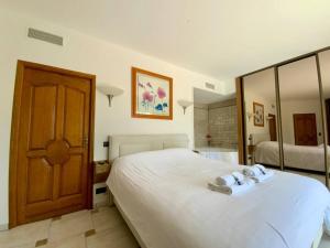 Villas GROOMI La Bella Vita- Piscine, jacuzzi, clim et billard ! : photos des chambres