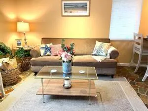 Beach gem! Hot Tub/EV/2bd/3.7mi beach/.5mi outlets - Midway Park Subdivision