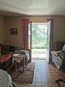 Maisons de vacances Charming cottage for two in the heart of nature Chevagny les Chevrieres : Maison de Vacances