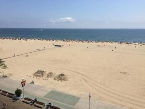 Direct oceanfront on the boardwalk at 1st Street, kitchen, pool, gym, parking