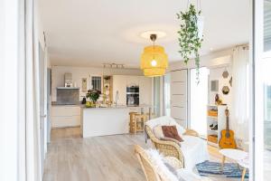 Maison 3 ch 6 pers Sanary vue dominante mer - plage à 400 m - accès piscine - jardin - wifi - terrasse - pergola bioclimatique - climatisation - location par semaine complète