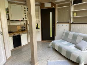 Mugavustega majake mereäärses männikus.