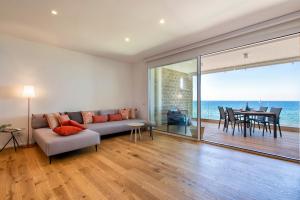 Sea inside luxury apartment: vista mozzafiato