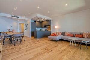 Sea inside luxury apartment: vista mozzafiato