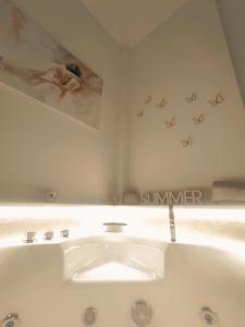 Deluxe Romantic Suite