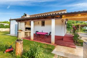 Charming holiday house with beautiful garden and grill