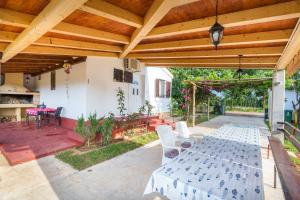 Charming holiday house with beautiful garden and grill