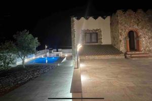 Villa Oasis entre Viñedos cerca de Barcelona con A A y piscina climatizada