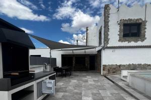 Villa Oasis entre Viñedos cerca de Barcelona con A A y piscina climatizada