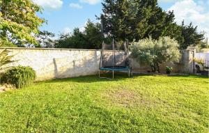 Maisons de vacances Nice Home In Orange With Outdoor Swimming Pool, Wifi And 5 Bedrooms : photos des chambres