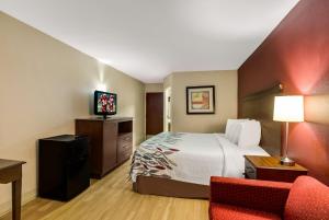 Deluxe King Room Non-Smoking room in Red Roof Inn Nashville - Music City