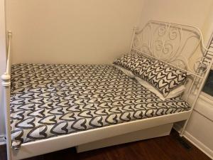 BUDGET Triple Room with En Suite Bathroom 36A