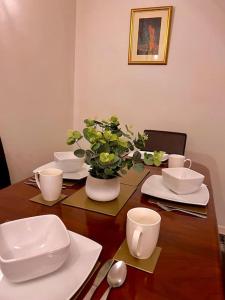 Cheerful 2 Bedroom Home with Off-road parking