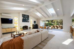 Kirra Beach House - relax in pool & sauna