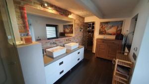 Modern cottage, views and a jacuzzi