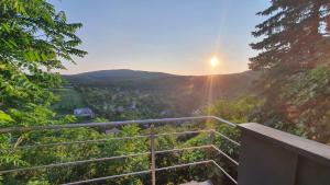 Modern cottage, views and a jacuzzi