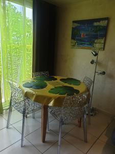 Appartements Studio cabine familial, rez de chaussee,piscine et parking prives : photos des chambres