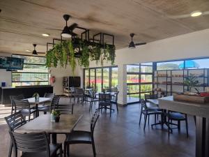 Ballito Coastal Bliss - Entire 3-bed Luxury, Wifi, Parking, Gym, Swimming Pool in Excellent Location!