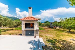 Holiday house Kristina with jacuzzi pool only for you