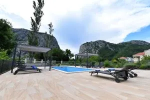 Villa Sophia with private swimming pool near the beach! - Zakučac