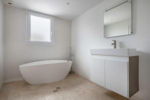 Maisons de vacances Maison avec piscine pour 8 adultes - 2 enfants : photos des chambres