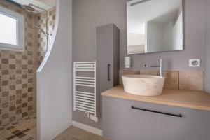 Maisons de vacances Maison avec piscine pour 8 adultes - 2 enfants : photos des chambres