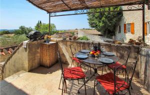 Maisons de vacances Nice Home In Orgnac-laven With Wifi And 2 Bedrooms : photos des chambres