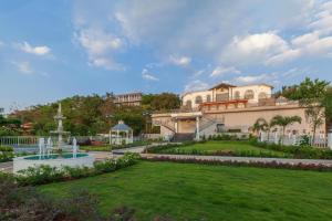 Bellevue Palace by StayVista - Lavish abode with a pool, Landscaped lawn, Gazebo & Adventure activities