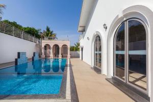 Bellevue Palace by StayVista - Lavish abode with a pool, Landscaped lawn, Gazebo & Adventure activities