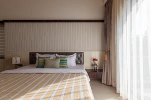 Bellevue Palace by StayVista - Lavish abode with a pool, Landscaped lawn, Gazebo & Adventure activities