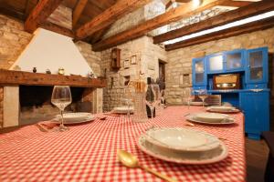 Pool apartment with traditional Dalmatian Konoba