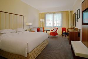 Deluxe King Non Smoking, Guest room, 1 King room in Sheraton Zagreb Hotel