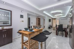 Be cool near Kypseli by AthenianKeys