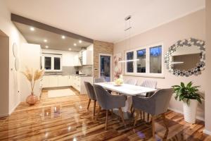 Pool apartment with traditional Dalmatian Konoba