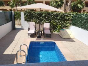 Bajo de esencia relajante con piscina privada y patio!