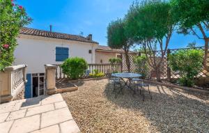 Maisons de vacances Nice home in Magalas with 4 Bedrooms, Internet and Outdoor swimming pool : photos des chambres